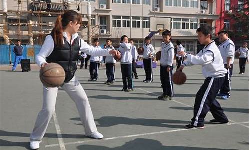 体育教学_体育教学活动中,李老师与孩子们面对面